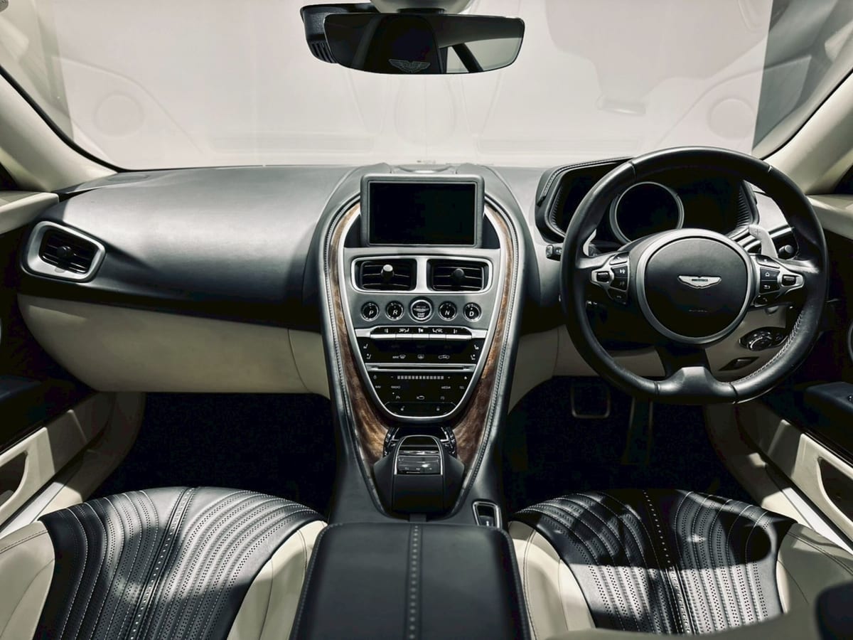 2018 Aston Martin DB11 V8, photo 2
