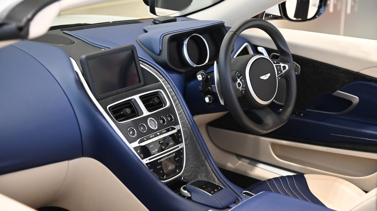 2021 Aston Martin DB11 V8 Volante, photo 2